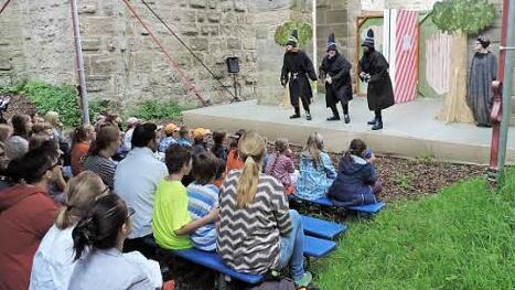 Viel Spaß hatten die Besucher beim Zuschauen im Burggraben. Foto: p