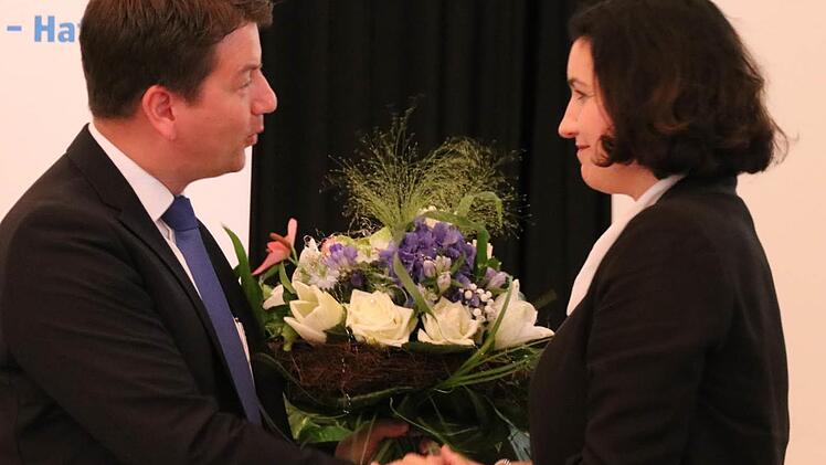 Blumen für Dorothee Bär: Nach ihrer Wahl zur Direktkandidatin der CSU für die nächste Bundestagswahl überreichte MdL Sandro Kirchner einen Blumenstrauß. Foto: Paul Ziegler