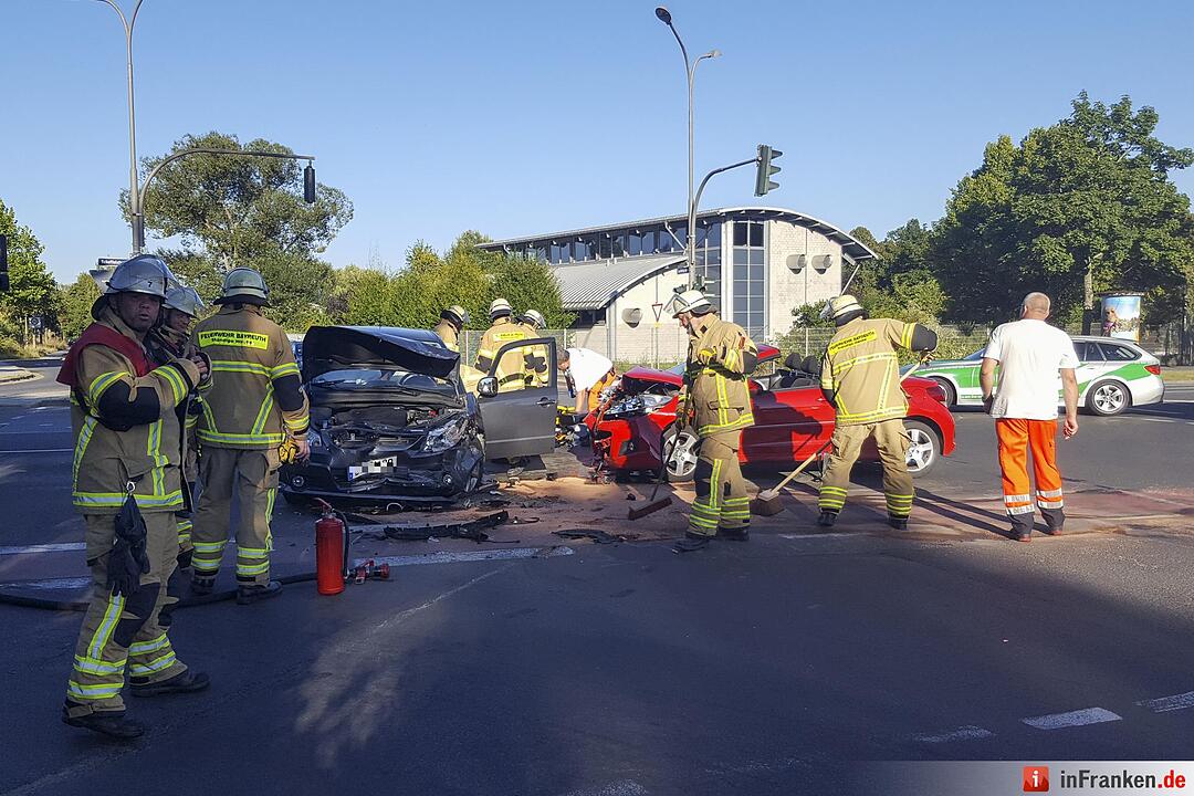 Verkehrsunfall zwischen zwei Fahrzeugen