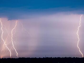 Der Deutsche Wetterdienst (DWD) warnt aktuell vor starken Gewittern. Die Warnung betrifft die Stadt N&uuml;rnberg, sowie Stadt und Kreis F&uuml;rth. Symbolfoto: dpa