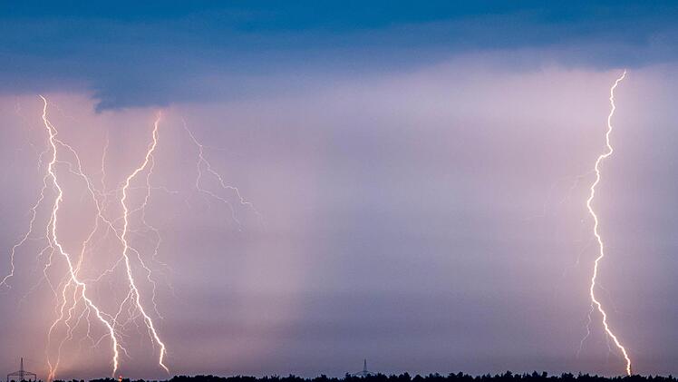 Der Deutsche Wetterdienst (DWD) warnt aktuell vor starken Gewittern. Die Warnung betrifft die Stadt N&uuml;rnberg, sowie Stadt und Kreis F&uuml;rth. Symbolfoto: dpa