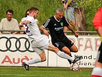 SC Steinbach - SV Neuses: Goran Trivuncevic (dunkles Trikot), hier im Zweikampf mit dem Steinbacher Kevin Pickert, erzielte das wichtige 2:1 f&uuml;r die Neuseser. Foto: Heinrich Wei&szlig;
