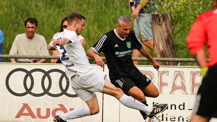 SC Steinbach - SV Neuses: Goran Trivuncevic (dunkles Trikot), hier im Zweikampf mit dem Steinbacher Kevin Pickert, erzielte das wichtige 2:1 f&uuml;r die Neuseser. Foto: Heinrich Wei&szlig;