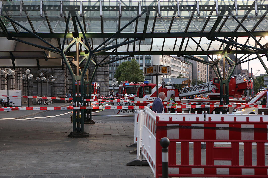 Brand am Nürnberger Hauptbahnhof - Unklare Rauchentwicklung in der Osthalle – Brandmeldeanlage löste aus – Bereich großräumig abgesperrt – Feuerwehr mit Großaufgebot vor Ort