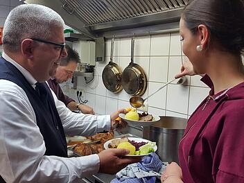 Bambergs Dritter Bürgermeister Wolfgang Metzner stellt sich gern als  Servicekraft zur Verfügung.  Foto: Sabine Christofzik