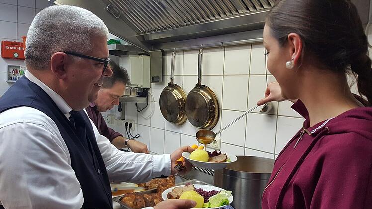 Bambergs Dritter Bürgermeister Wolfgang Metzner stellt sich gern als  Servicekraft zur Verfügung.  Foto: Sabine Christofzik