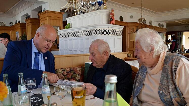 Mit Hilfe der Hirschaider Chronik schwelgten Klara Wagner und Julius Bernet in Kindheitserinnerung. Mit dabei Hirschaids Bürgermeister Klaus Hohmann.