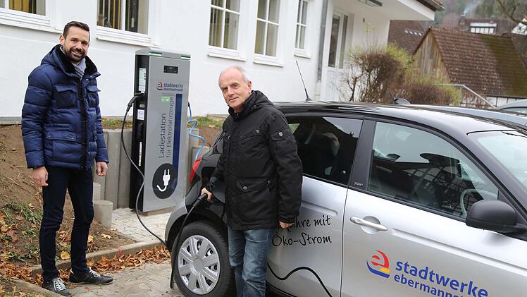 Bürgermeister Markus Grüner (r.)  und  Jürgen Fiedler an der Ladestation auf dem Parkplatz am Rathaus Obertrubach Foto: Franz Galster