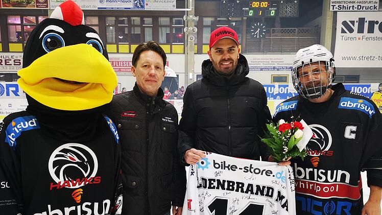 Der langjährige Hawks-Verteidiger Marco Hildenbrand (Zweiter von rechts) wurde vor der Partie von Maskottchen Hawki, dem Sportlichen Leiter Martin Reichert und Kapitän Christian Dietrich verabschiedet.