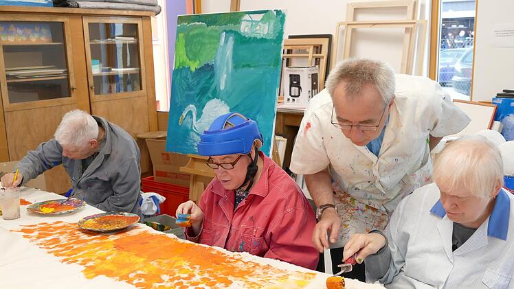 In der "Kufa" - Kulturfabrik der Lebenshilfe - entstehen farbenfrohe Werke für die Pfingstinstallation. Harald Ring leitet behutsam an. Foto: Marion Krüger-Hundrup