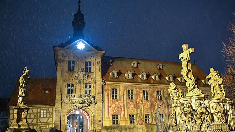 Ungewöhnlich stilles Silvester 2020 auf der Oberen Brücke in Bamberg. Foto: Ronald Rinklef