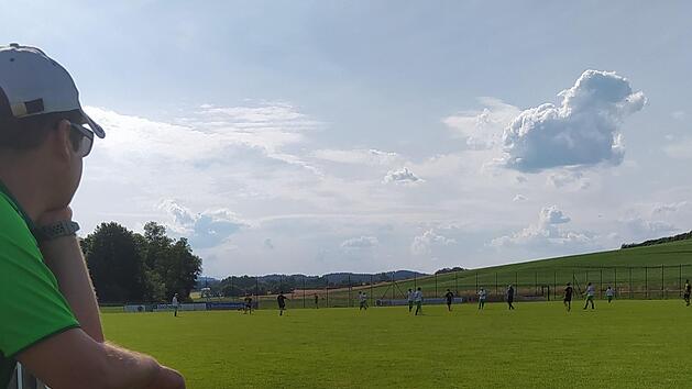 Die Spieler sind zurück auf dem Rasen und die Zuschauer füllen wieder die Tribünen. Foto: Romy Denk
