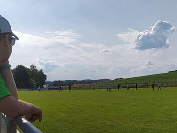 Die Spieler sind zur&uuml;ck auf dem Rasen und die Zuschauer f&uuml;llen wieder die Trib&uuml;nen. Foto: Romy Denk