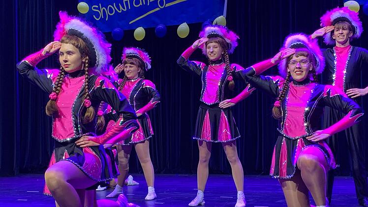 Der Applaus des Publikums hat den T&auml;nzerinnen gefehlt. Bei der Jubil&auml;umsgala war die Stammbergerhalle gut gef&uuml;llt. Foto: Sonny Adam