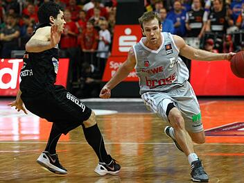 John Goldsberry (mit Ball), der hier von Nicolai Simon verteidigt wird, zerst&ouml;rte mit seinen beiden Dreiern im Schlussviertel die Hoffnungen der Bayreuther endg&uuml;ltig. Foto: sportpress