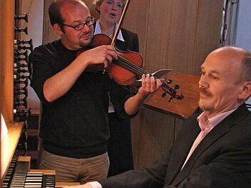 Stadtkantor Dieter Blum (Orgel), Pfarrvikar Christian Kern (Violine) und Ruth Liebscher (Gesang) gaben ein begeisterndes Konzert in der Hammelburger Stadtpfarrkirche. Foto: Gerd Schaar