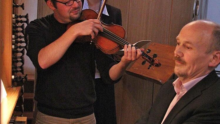 Stadtkantor Dieter Blum (Orgel), Pfarrvikar Christian Kern (Violine) und Ruth Liebscher (Gesang) gaben ein begeisterndes Konzert in der Hammelburger Stadtpfarrkirche. Foto: Gerd Schaar