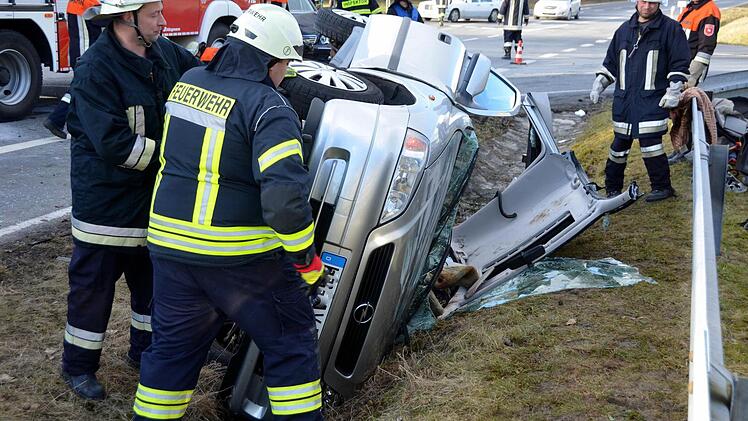 In seinem Fahrzeug eingeklemmt wurde ein 80-Jähriger Autofahrer bei einem Unfall zwischen Aschach und Bad Bocklet. Foto: Rauch