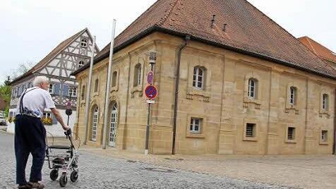 Für ältere Menschen mit Rollator ist das Kopfsteinpflaster um das Kommunbrauhaus und vor dem Seniorenzentrum nur schwer zu begehen. Ein glatter Belag soll Abhilfe schaffen.  Foto: Andreas Dorsch