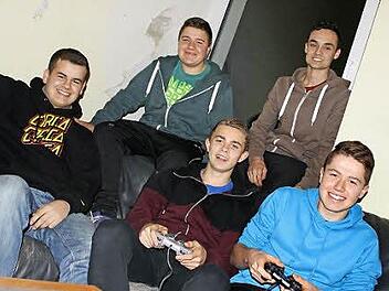 In Aura verbringen Jugendliche gerne ihre Freizeit im Ort: Christian Holzinger (von links), Niklas Graser, Lukas Baldauf, Levin Geßner und Stefan Graser spielen auch mal im Auraer Jugendheim Play-Station und verabreden sich über soziale Netzwerke. Foto: Ralf Ruppert