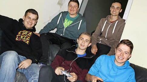 In Aura verbringen Jugendliche gerne ihre Freizeit im Ort: Christian Holzinger (von links), Niklas Graser, Lukas Baldauf, Levin Geßner und Stefan Graser spielen auch mal im Auraer Jugendheim Play-Station und verabreden sich über soziale Netzwerke. Foto: Ralf Ruppert