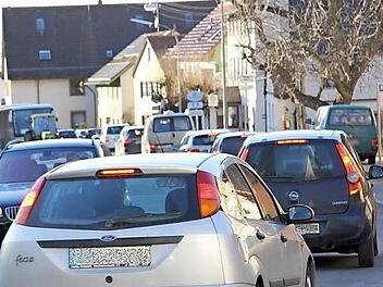 Durch die Panne eines Busses auf der A 70 kam es gestern Nachmittag auch auf der parallel zur Autobahn verlaufenden Bundesstraße zu Rückstaus. Würgau war für Stunden verstopft. Foto: Georg Stöhr