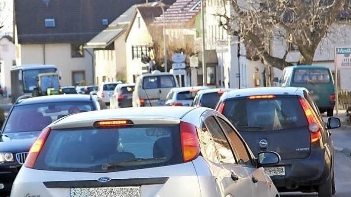 Durch die Panne eines Busses auf der A 70 kam es gestern Nachmittag auch auf der parallel zur Autobahn verlaufenden Bundesstraße zu Rückstaus. Würgau war für Stunden verstopft. Foto: Georg Stöhr