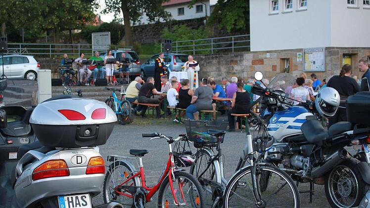 Bikes, Bratwürste und Gottesdienst im Schatten der Stadtmauer, dass das hervorragend zusammenpasst, zeigte sich wieder am Freitag beim ökumenischen Biker-Gottesdienst "Boxenstopp" in Ebern.