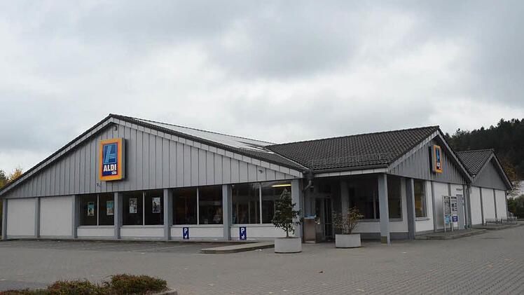 Kurz nach Ladenschluss der Aldi-Filiale in Stockheim ging der Täter zur Kasse und zwang die Kassiererin dazu, ihm das eingenommene Bargeld auszuhändigen. Foto: Karl-Heinz Hofmann