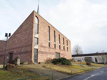 Hier kommt der Anbau hin. Die Bäume auf der Fläche zwischen Kirche und Kindergarten sind bereits gefällt.   Foto: Archiv/Arkadius Guzy