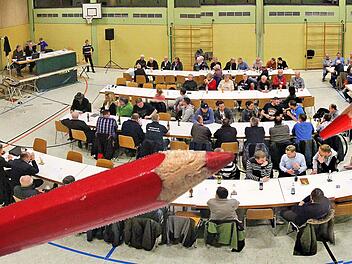 Der Gemeinderat muss den Rotstift ansetzen. Daher wird die Sanierung der Mehrzweckhalle (hier bei einer Bürgerversammlung) um mindest ein Jahr verschoben. Foto: Montage/Dieter Britz
