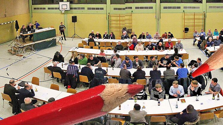 Der Gemeinderat muss den Rotstift ansetzen. Daher wird die Sanierung der Mehrzweckhalle (hier bei einer Bürgerversammlung) um mindest ein Jahr verschoben. Foto: Montage/Dieter Britz