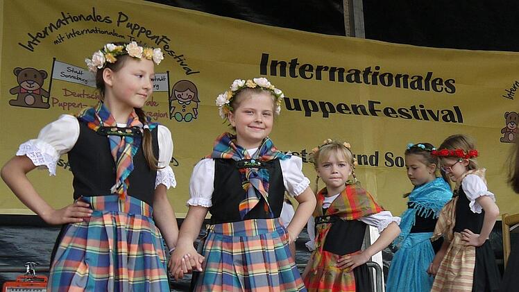 Die Trachtentanzgruppe der Grundschule Wildenheid-Haarbrücken gehört schon zum "Stammpersonal", wenn das Puppenfestival  eröffnet. Gestern präsentierten die Jungen und Mädchen vier Tänze. - Foto: Berthold Köhler