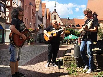Die Band "DocDoors" mit Andreas Kümmert (Mitte), Tobias Niederhausen und Andy Meyer (alle Gesang und Gitarre) werden am Sonntag, 11. August, beim Marktplatzfest der Stadt Haßfurt ab 19 Uhr auftreten.  Foto: PR