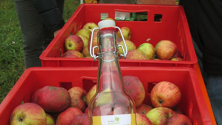 Früchte von heimischen Streuobst-Wiesen werden zu süßem Apfelsaft in von der Allianz etikettierten Flaschen.  Foto: Winfried Ehling