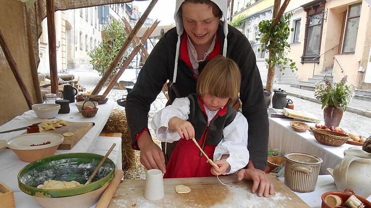 Katalin hilft beim Backen. Foto: privat