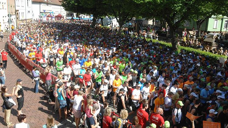 Ein Meer von Gleichgesinnten trifft sich am Start an der Weide. Vor ihnen liegen 21,1 Kilometer durch Bamberg- eine Strecke, die es in sich hat - sie sie ist ebenso anstrengend wie schön.  Foto: Ronald Rinklef