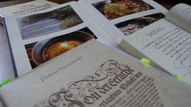 Historische Rezepte werden bei Flores Artium nachgekocht und die Ergebnisse in Bildern festgehalten.Foto: Marco Meißner