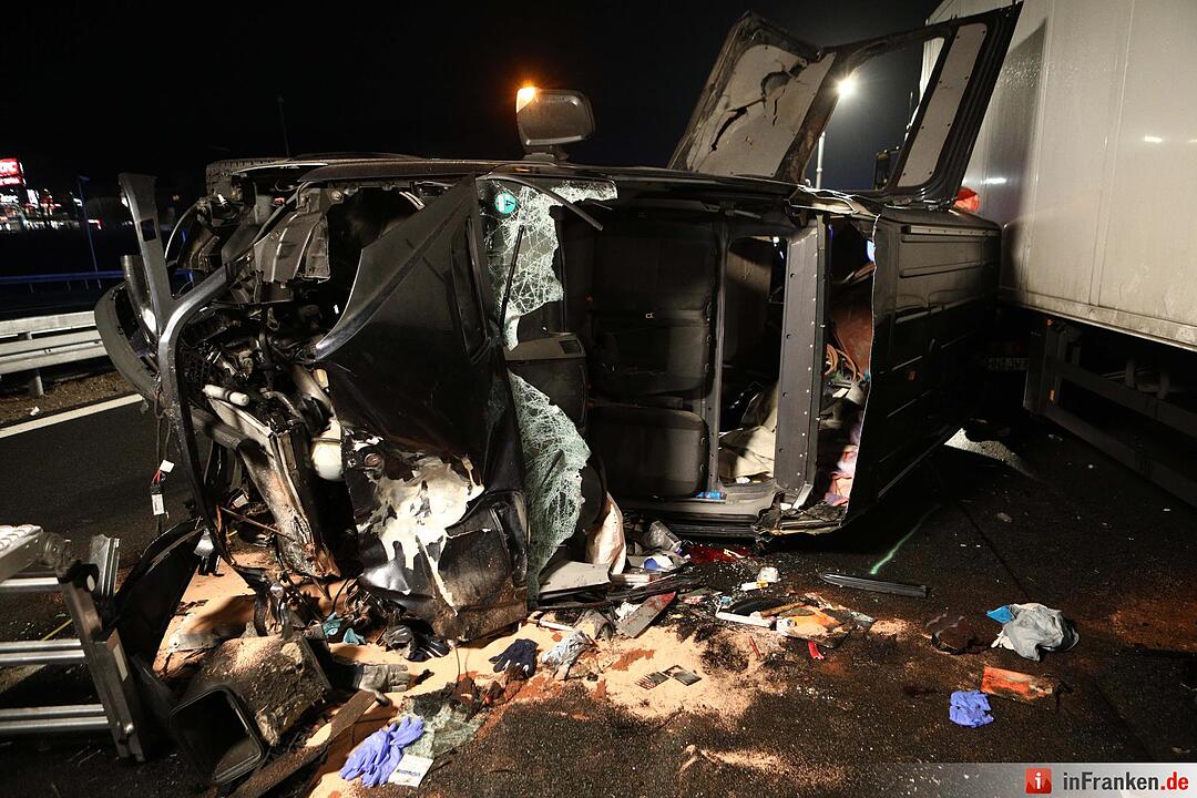 Kleintransporter prallt auf A9 auf Stauende – Ein Toter, ein Schwerverletzter