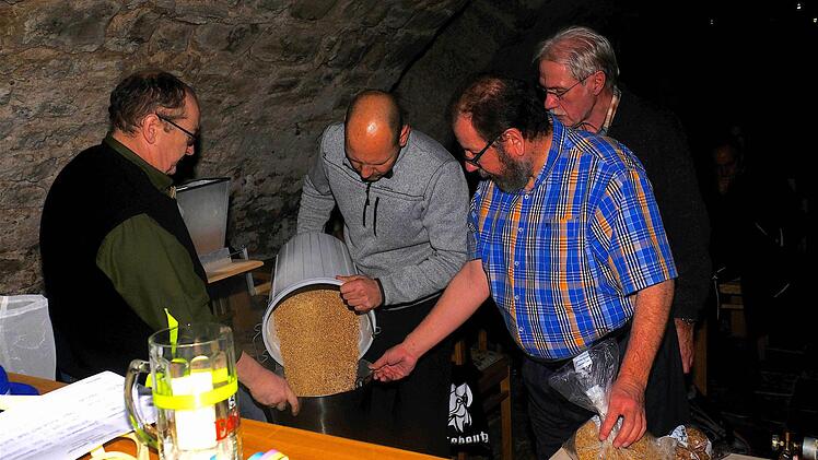 Teamarbeit war angesagt beim Bierbrauen. (Vorne rechts) Michael Mihm. Foto: Gerd Schaar