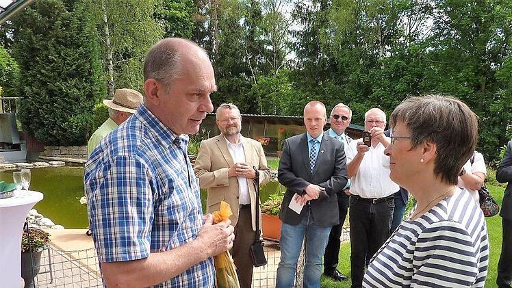 Mit einem Präsent überraschte der Vorsitzende der Windheimer Sänger, Manfred Fehn, anlässlich des 90-jährigen Jubiläums Regierungspräsidentin Heidrun Piwernetz. Foto: Gerd Fleischmann