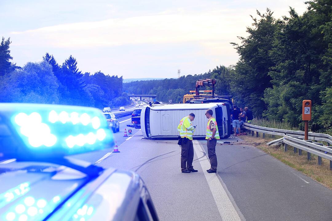 Transporter mit Anhänger kippt auf A73 bei Bamberg um