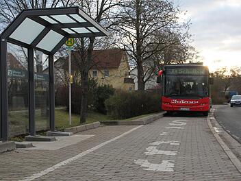 Die Bushaltestelle in der Theodor-Heuß-Straße unweit der Mainbrückenkreuzung hat seit kurzem ein schmuckes Buswartehäuschen. Vorerst wird noch kein Hinweis angebracht, dass dort nicht wild plakatiert werden darf.   Stephan Stöckel