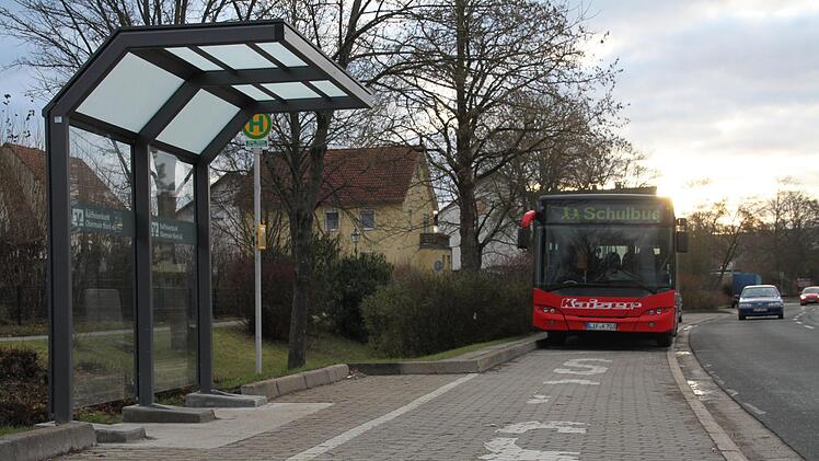 Die Bushaltestelle in der Theodor-Heuß-Straße unweit der Mainbrückenkreuzung hat seit kurzem ein schmuckes Buswartehäuschen. Vorerst wird noch kein Hinweis angebracht, dass dort nicht wild plakatiert werden darf.   Stephan Stöckel
