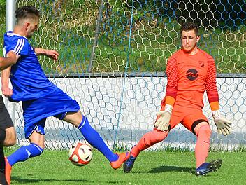 Gro&szlig;chance vertan: Der Kupferberger Alexander Schuberth (links) schie&szlig;t an Creussens Torwart Harrison Booth, aber auch am Tor vorbei.  Foto: Monika Limmer