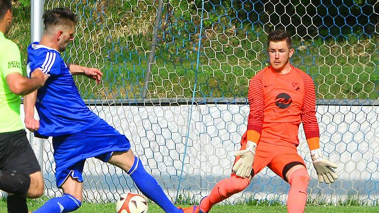 Gro&szlig;chance vertan: Der Kupferberger Alexander Schuberth (links) schie&szlig;t an Creussens Torwart Harrison Booth, aber auch am Tor vorbei.  Foto: Monika Limmer