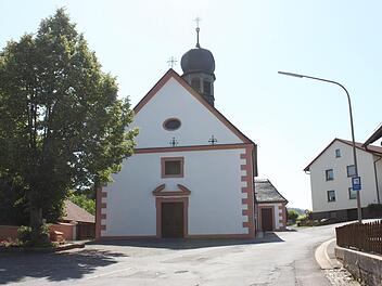 Die Weismainer Kreuzkapelle  im Burgweg wird nicht nur von Einheimischen gerne  aufgesucht, sondern auch von Fremden. Hier führt nämlich der "Frankenweg", ein überregionaler Wanderweg,  vorbei. Popp
