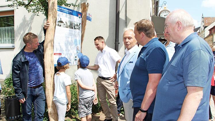 Bürgermeister Johannes Maciejonczyk (4. v. l.) nimmt mit kleinen und großen Besuchern eine der Infotafeln in Augenschein. Foto: Elke Pieger