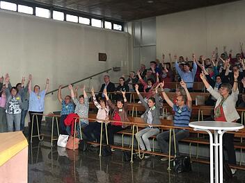 Mit dem Thema "Kreuz" haben sich rund 70 ehrenamtliche  Gottesdienstbeauftragte der Diözese Würzburg auf Einladung des Liturgiereferats in einer Fortbildung auf dem Volkersberg beschäftigt. Foto: Marion Eckert