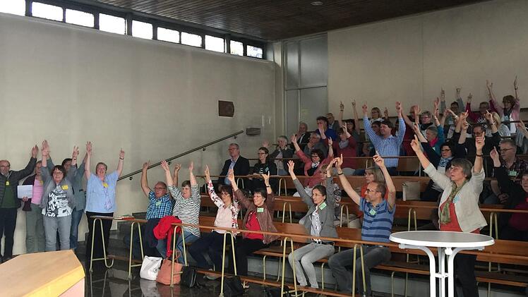 Mit dem Thema "Kreuz" haben sich rund 70 ehrenamtliche  Gottesdienstbeauftragte der Diözese Würzburg auf Einladung des Liturgiereferats in einer Fortbildung auf dem Volkersberg beschäftigt. Foto: Marion Eckert